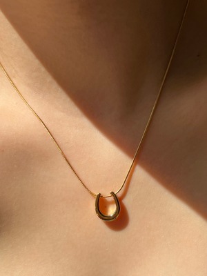 Simple horseshoe necklace