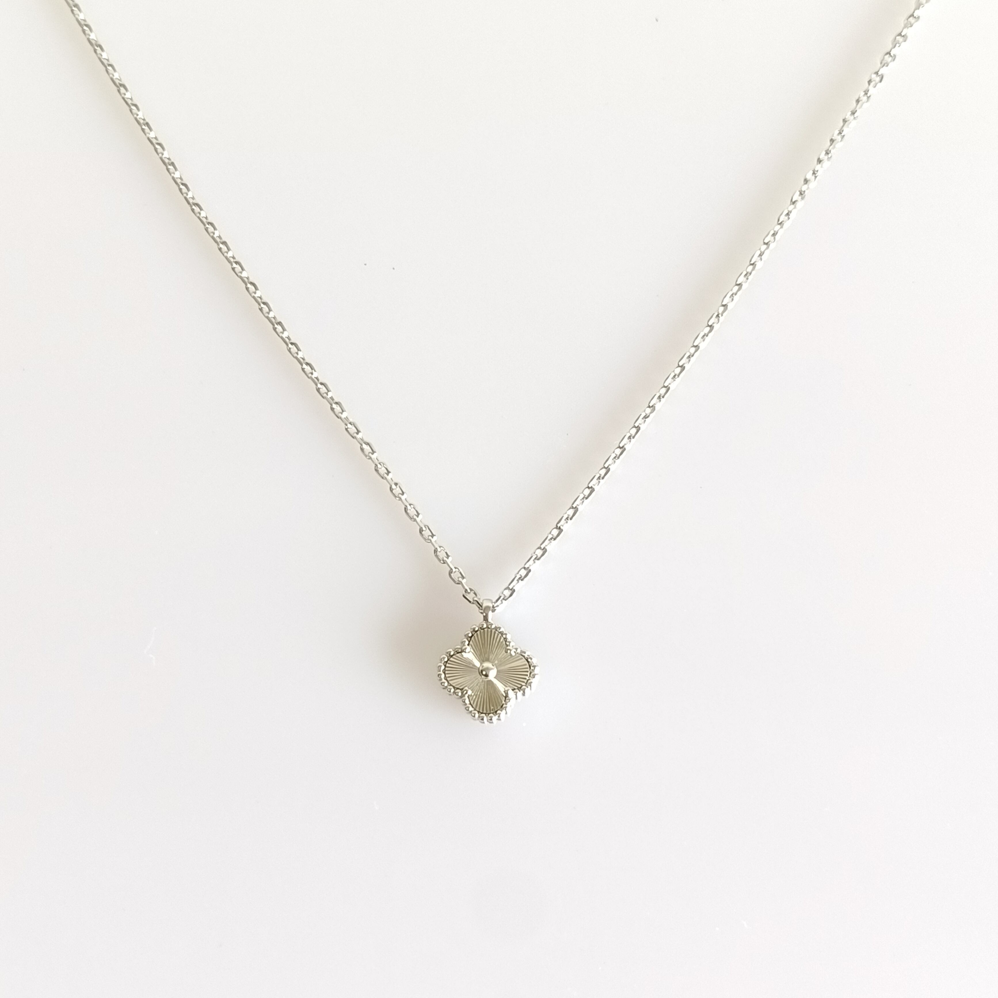 ギヨシェ ホワイトゴールド ミニクローバーネックレス 9.5mm | olive&caty