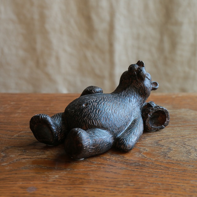 木陰で気持ちよく爆睡しているクマ