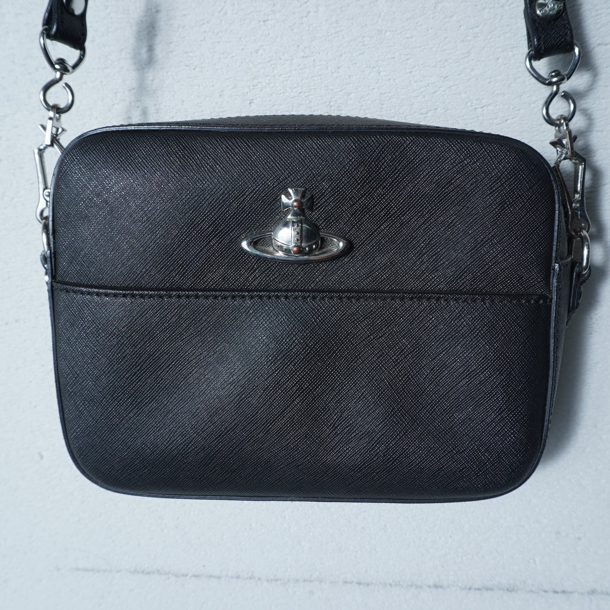 ♥　Vivienne Westwood ショルダーバッグ オーブロゴ Vivienne Westwood】ヴィヴィアンウエストウッド オーブロゴシボ加工