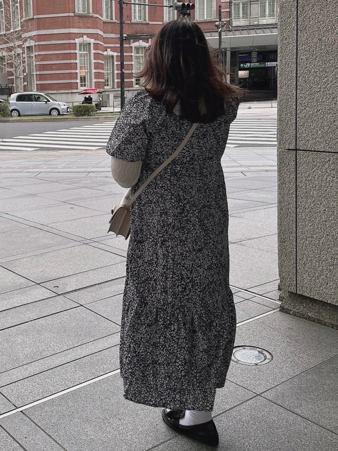 ドラマチックなシルエットをメイク 小花柄スクエアネックロング ドラマチックなシルエットをメイク 小花柄スクエアネックロング