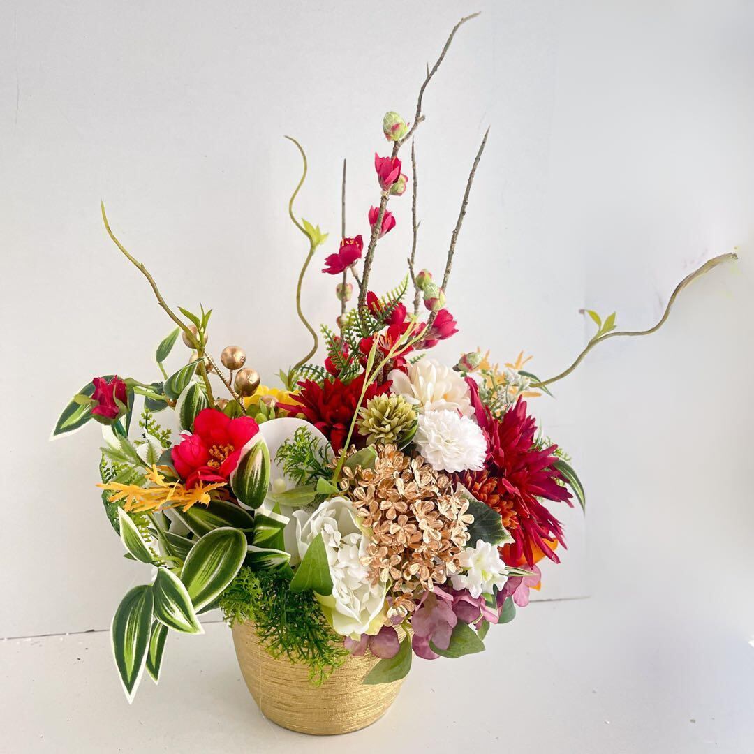 正月アレンジ｜金彩ゴールド器に咲く華やぎの和花たち・通年飾れる