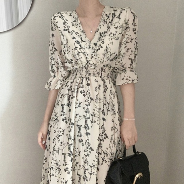 花柄ワンピース レディース 送料無料 ワンピース ドレス dress シャツワンピース フレアワンピース プリントフリルスリーブワンピース ロングドレス ひざ下 ミモレ ロング丈 半袖 5分袖 7分袖 パフスリーブ Vネック シフォン フリル ウエストマーク ハイウエスト ウエストゴム シャーリング エレガント 大人可愛い きれいめ ナチュラル 華やか 上品 レトロ クラシック ガーリー 白 ホワイト 黒 ブラック 花柄 小花柄 フラワー プリント モテ 高見え 格上げ インスタ映え