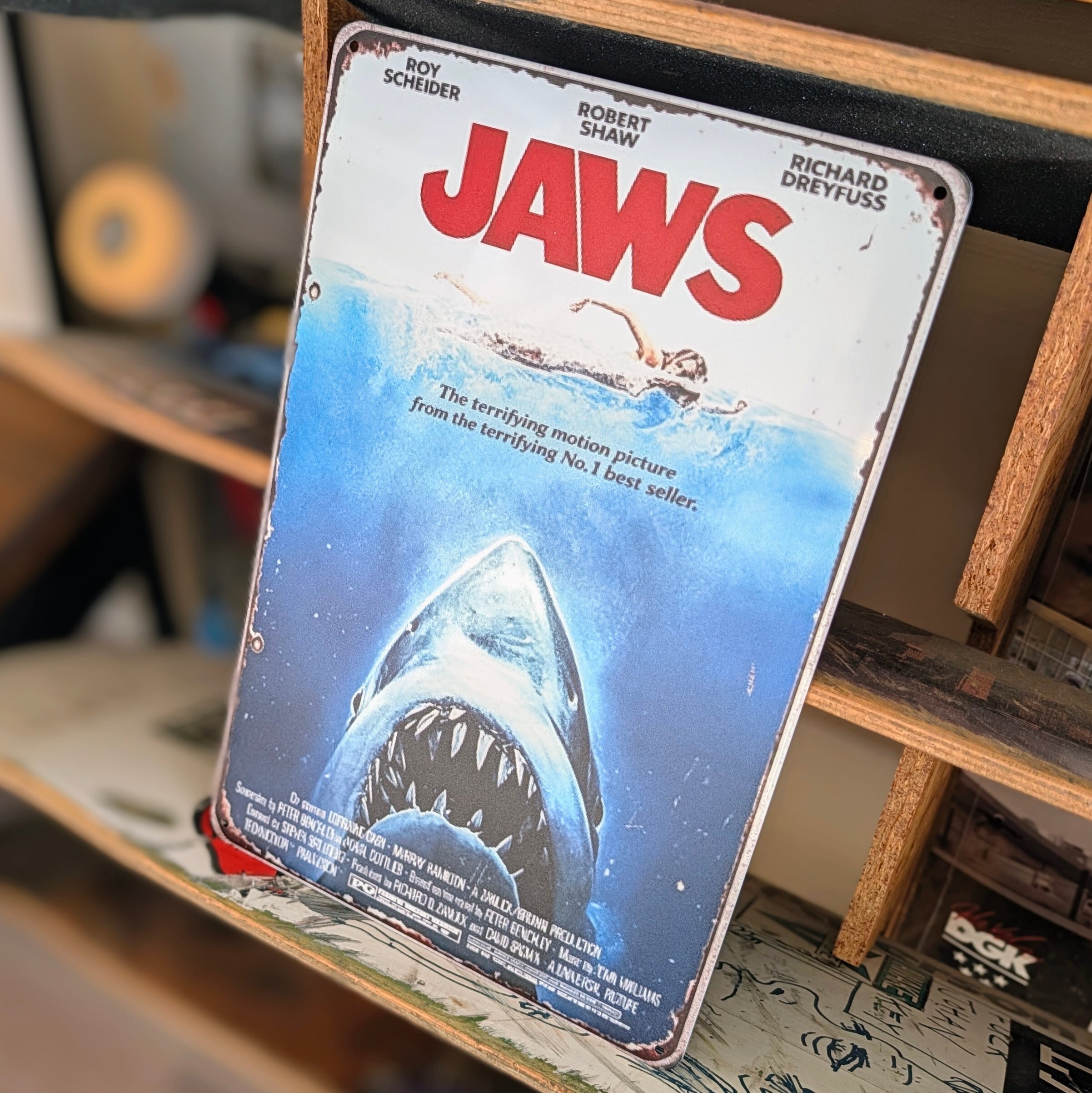 送料無料!ちょうどいいブリキ看板 【 JAWS ジョーズ 】 METAL SIGN / メタルサイン / ブリキ看板 / サインボード / ビンテージ加工〚アメリカン雑貨 アメトイ〛