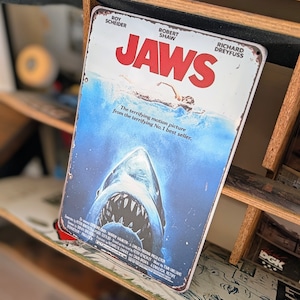送料無料!ちょうどいいブリキ看板 【 JAWS ジョーズ 】 METAL SIGN / メタルサイン / ブリキ看板 / サインボード / ビンテージ加工〚アメリカン雑貨 アメトイ〛