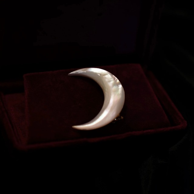 moon brooch K893