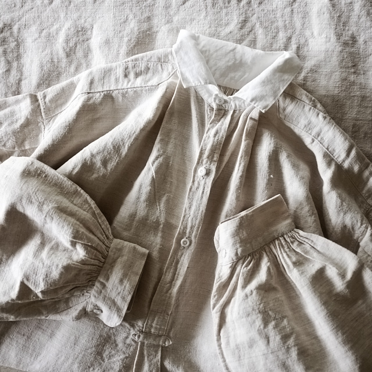 1900s フランス 清貧の画家へ  手織りシャンブルリネンによるグランパシャツ アンティーク