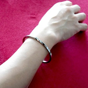 シャイニングツイストバングル