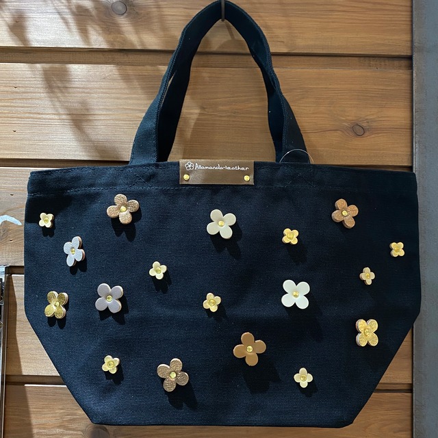 【人気商品限定価格￥4,070→￥2,970】No.831ランチトートバッグMサイズ（花色モノトーン)