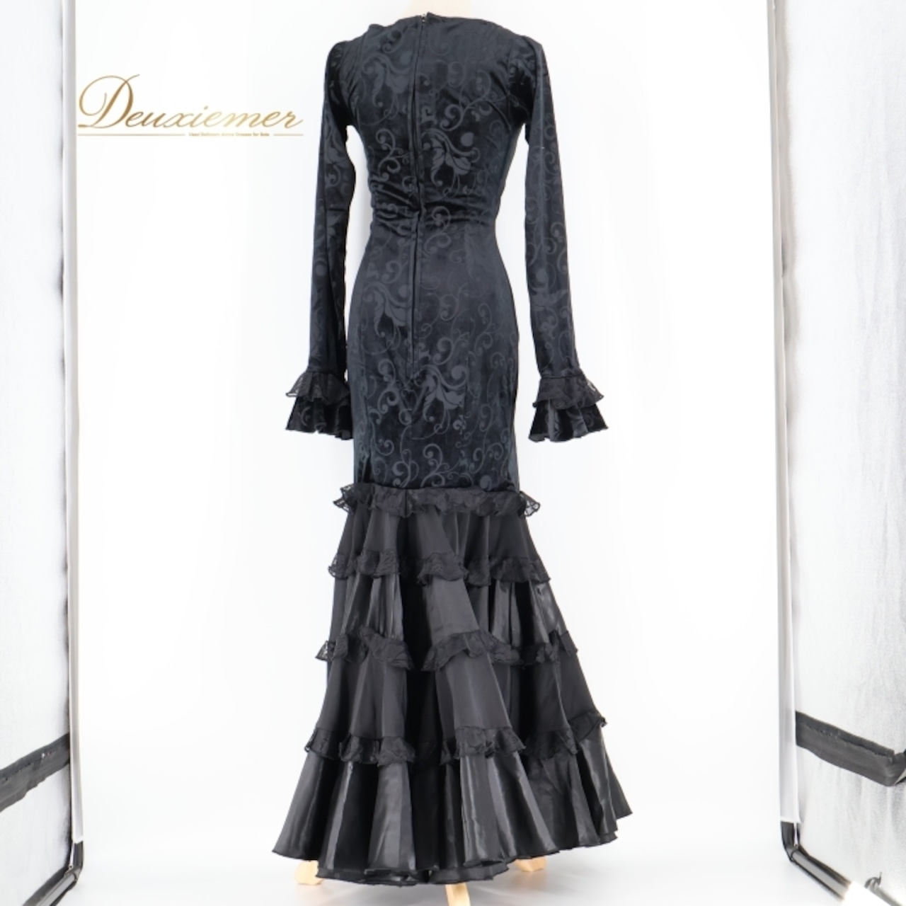 フラメンコ 衣装 ワンピース ドレス ベロア ベルベット 黒 高級感 長袖 フリル レース ダンス パーティ 発表会 上品 踊り スペイン ブラック系 スカート 光沢 エレガント 美しい ステージ衣装 おしゃれ ホール衣装 舞台衣装 派手 重ね着 華やか