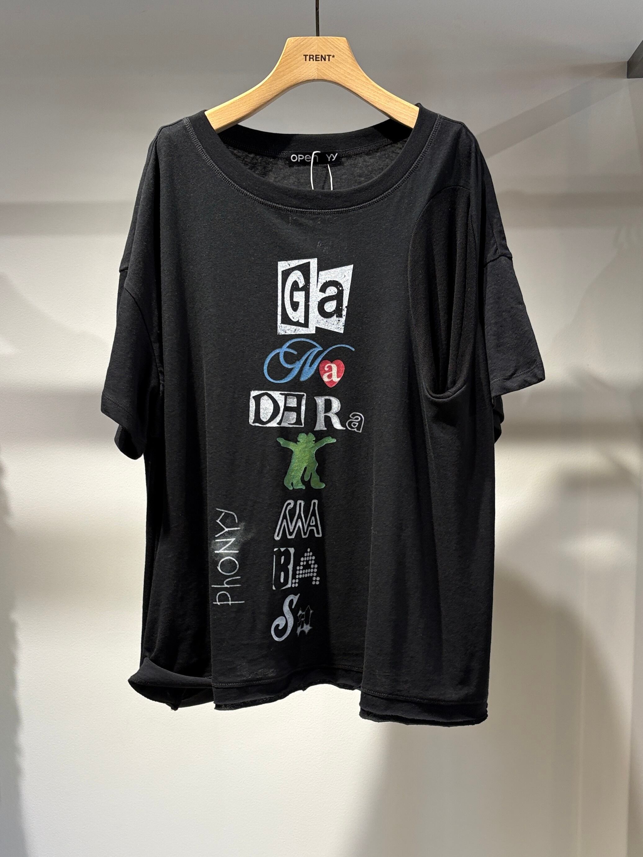 26SS】OPEN YY オープン ワイワイ / SCOOP NECK PHONETIC TEE | TRENT