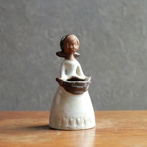 そっと目を閉じた、素朴な女の子のフラワーベース 8