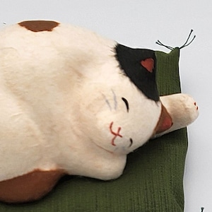 ちぎり和紙のカワイイ眠り猫(三毛)