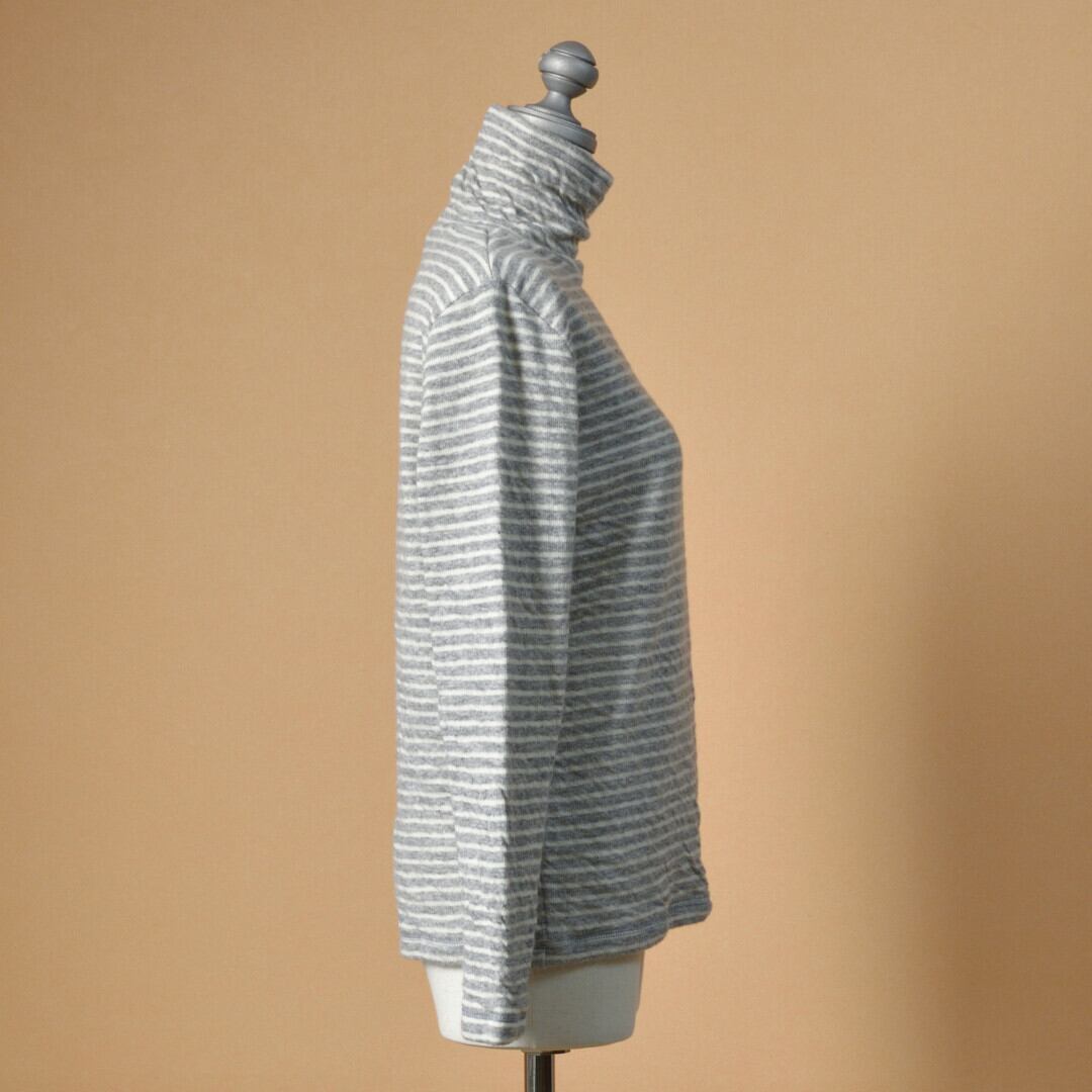 prit プリット ウール綿接結ボーダー タートルネックプルオーバー ・グレイ杢xシロ 暖かくて肌触りの良い生地を使っています。