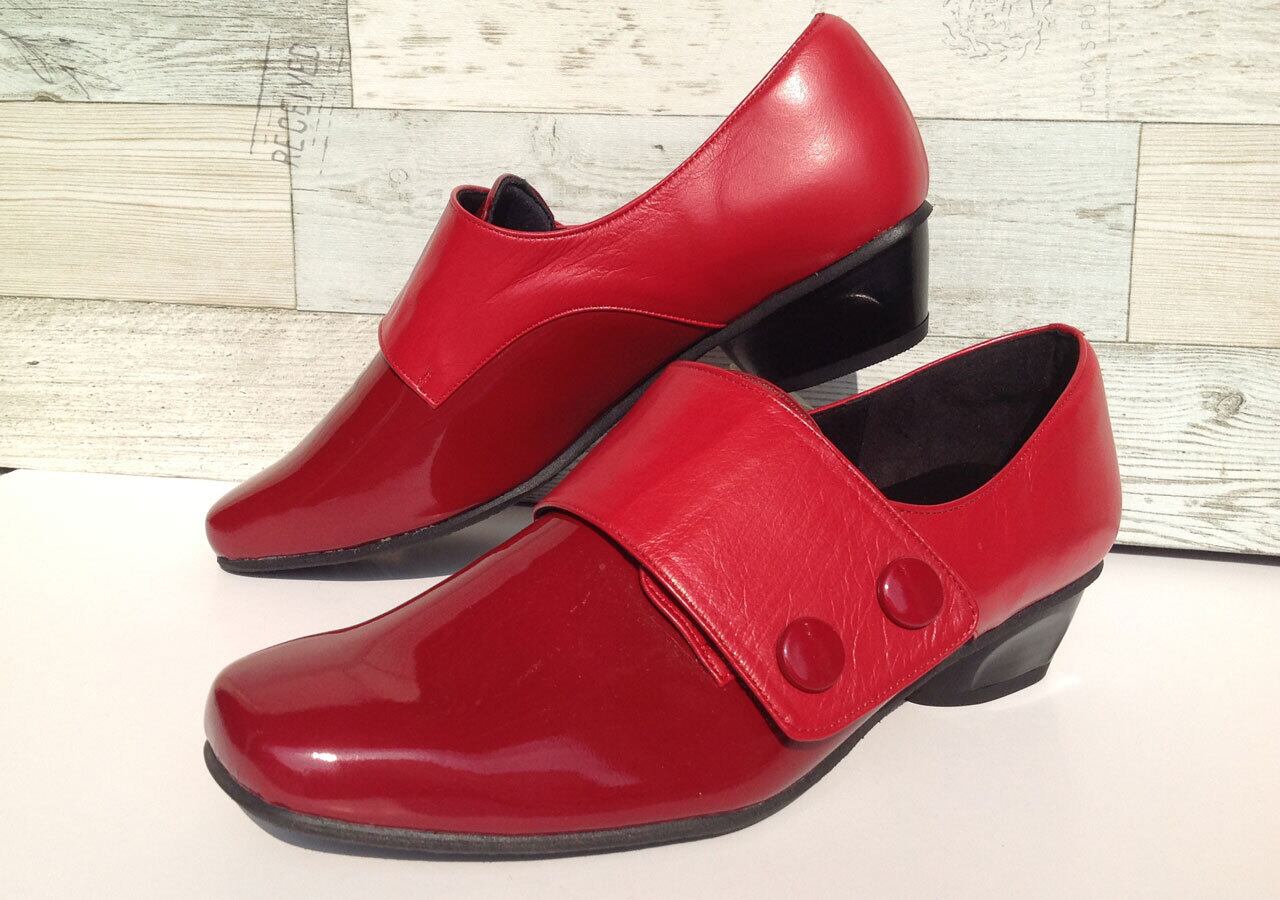 ボタン飾りスクエアトゥパンプス