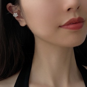 white rose shell earclip 〈a751〉