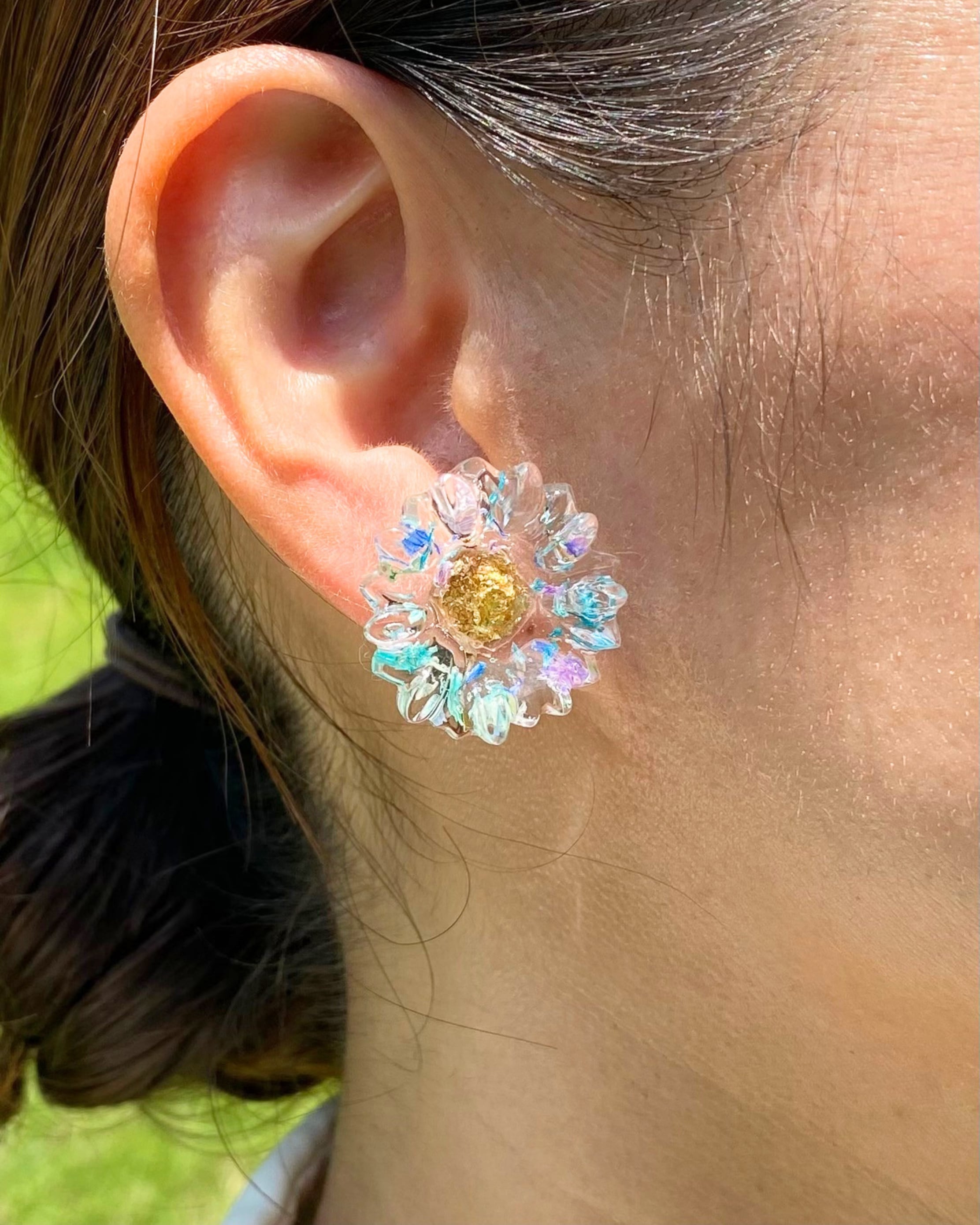 ターコイズブルー×金箔の大ぶりクリアフラワーピアス／イヤリング