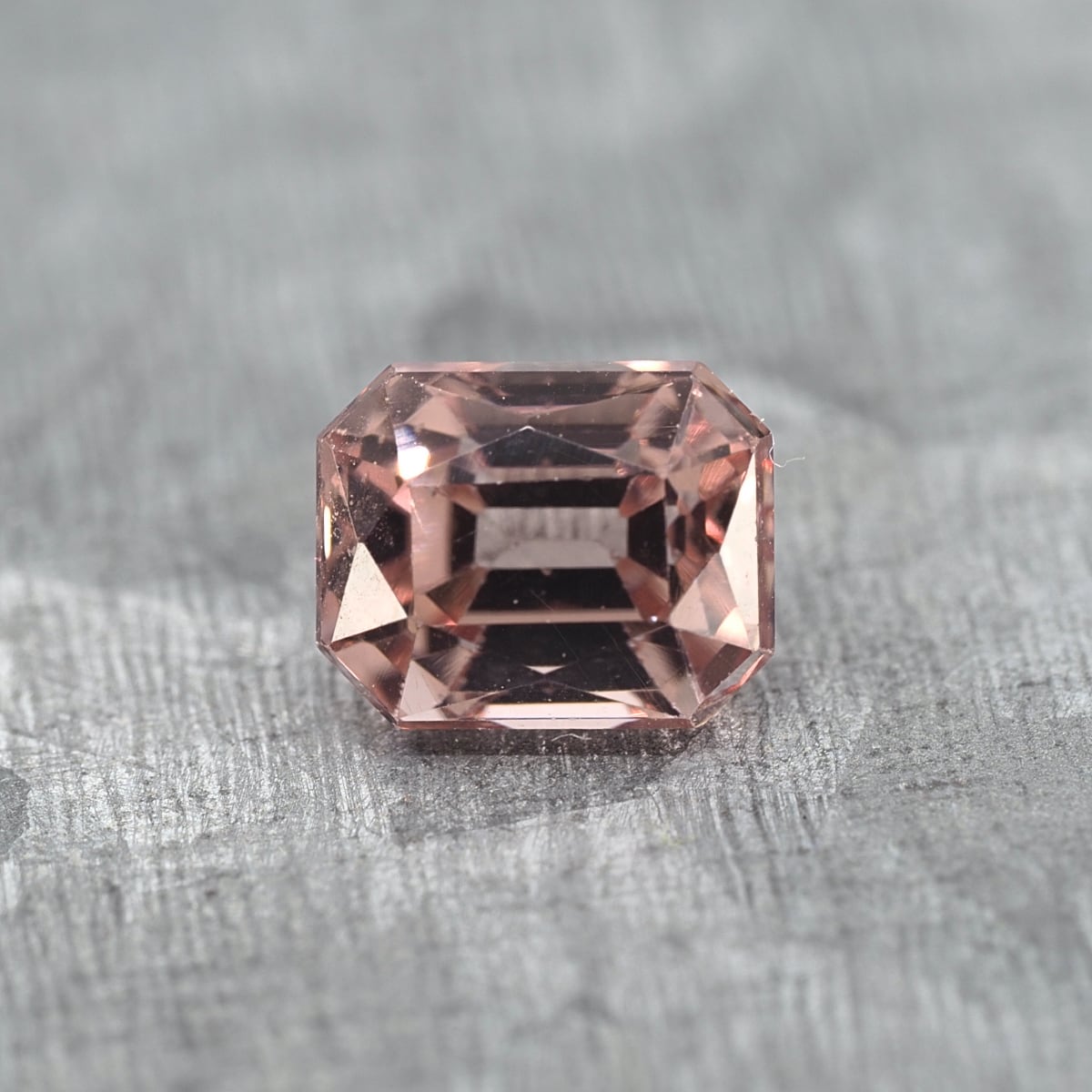 ボリビア産アパタイト Red Apatite 4.7×3.8mm 0.57ct Brazil | One Loose