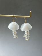 レジンで作ったクラゲのピアス イヤリング　ミズクラゲ　くらげ　ミニチュア
