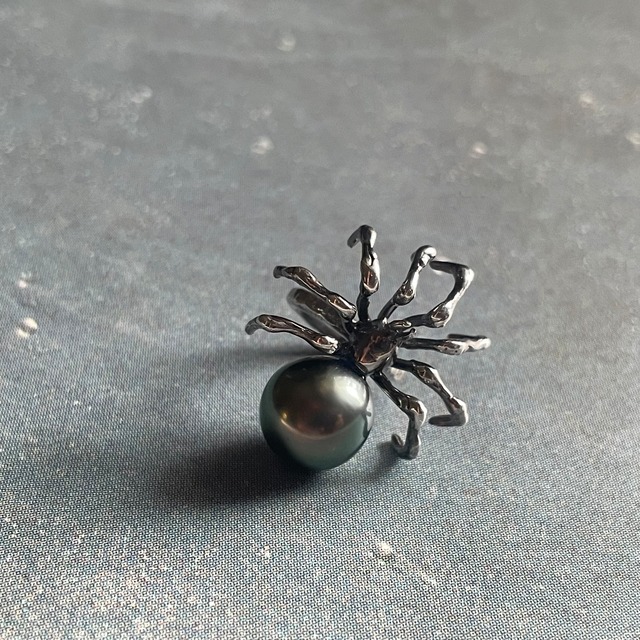 Spider Ear Cuff - South Sea Pearl BK  /  蜘蛛のイヤーカフ- 南洋真珠 ブラック