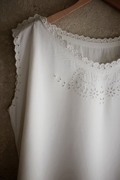 フランス 1900s リネン 植物的心臓と植物的弓矢とクピド的ワンピース  アンティーク