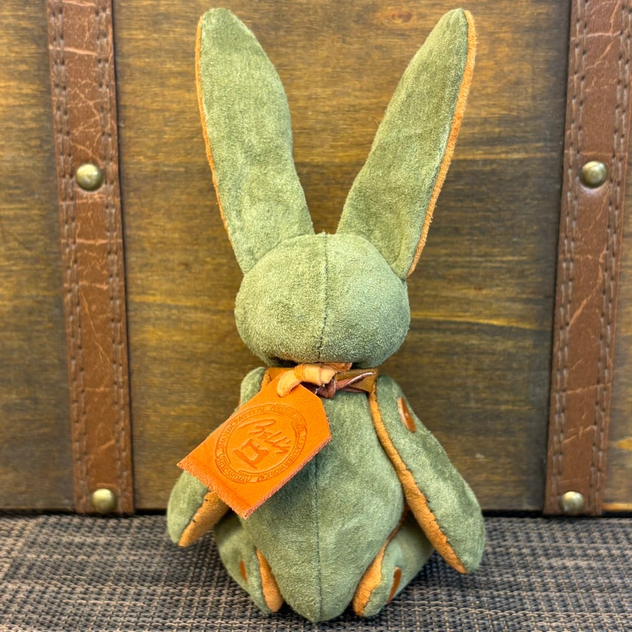 【ピッグスウェード】のベルラビ★マイスターの手作り「ベルズラビット」うぐいす×キャメル系　写真の1点販売です