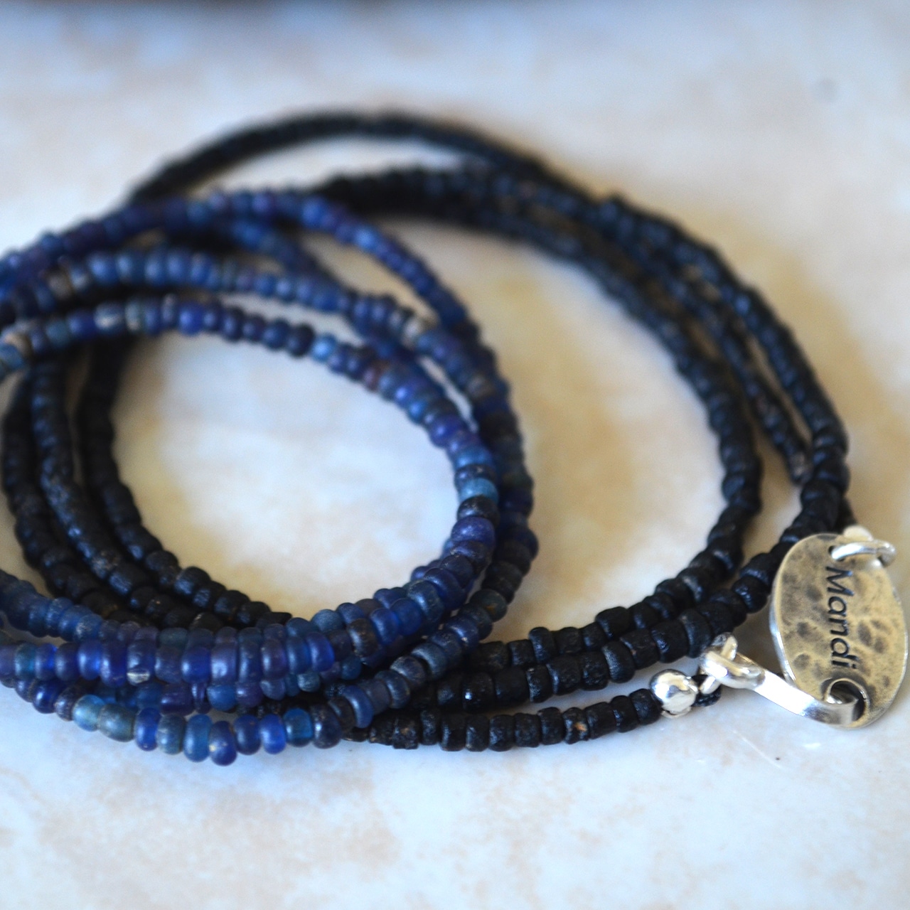 Mandi/マンディ Small A.Beads Necklace(50cm)(Navy/Black)