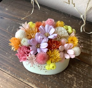 小さいブリキ花器と春色淡いパープルーのお花