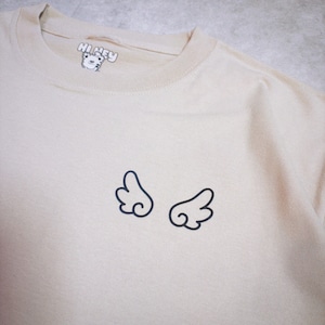 【背中に羽が生えました。】天使の羽 Tシャツ｜Hoooさん 立体刺繍 羽付き キャラクターTee