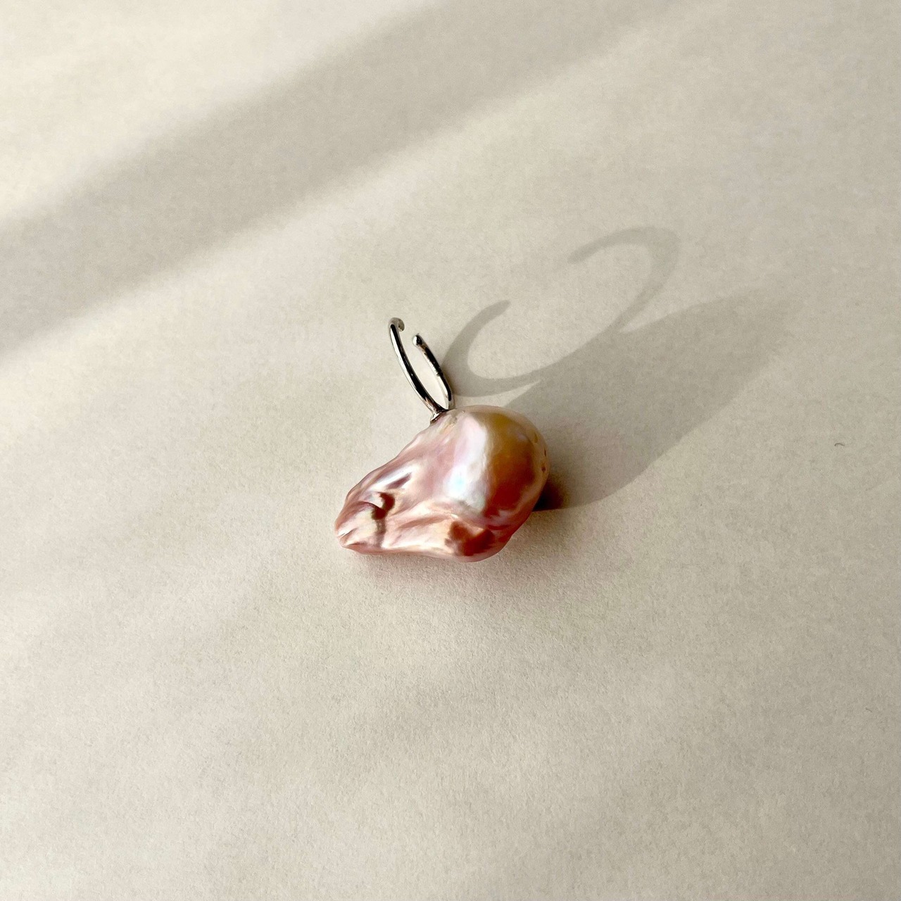 モーブピンク オイスター イヤーカフ（片耳）