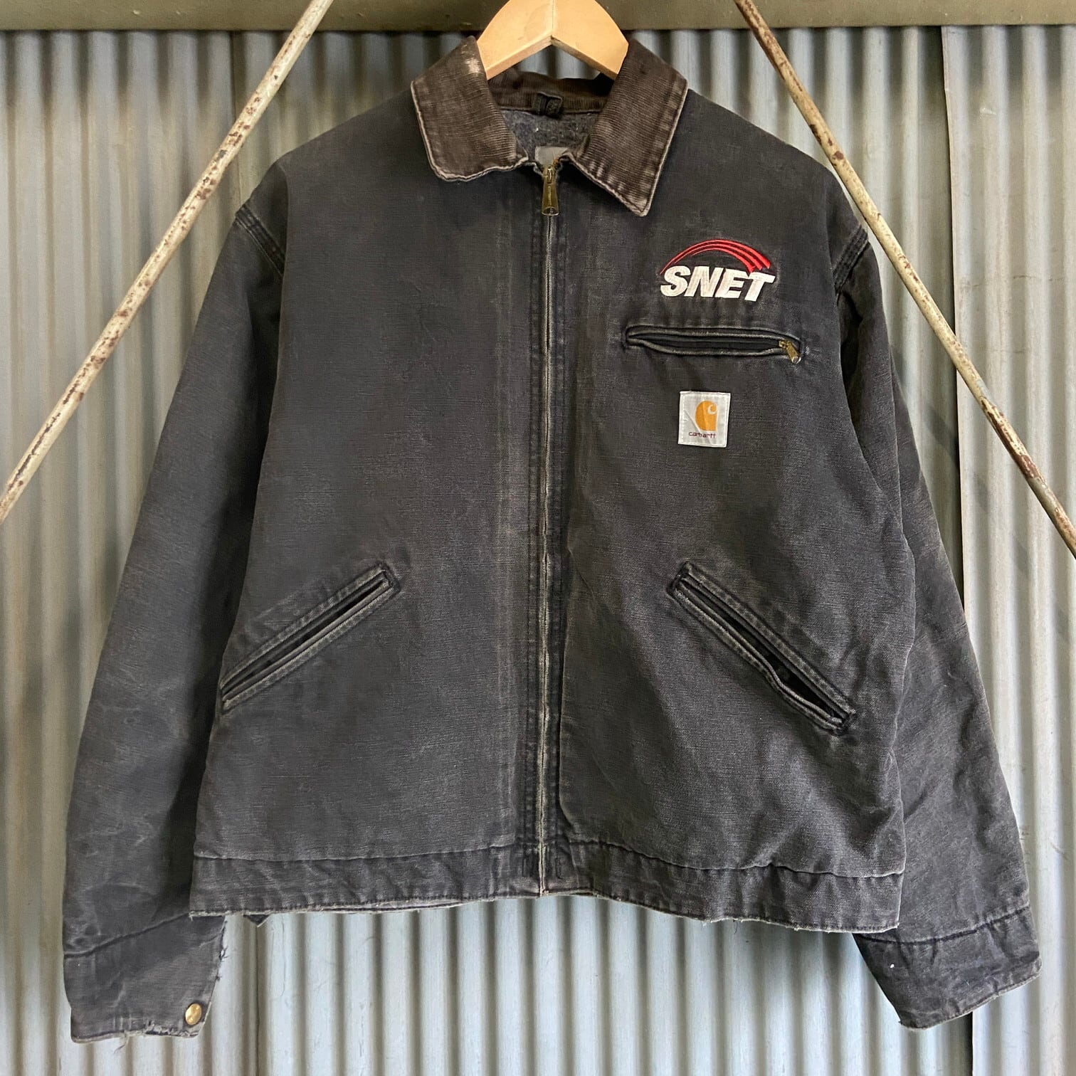 年代 Carhartt カーハート デトロイトジャケット メンズL相当 古着 ダック地 ワークジャケット ブランケットライナー フェードブラック  黒 企業ロゴ 刺繍ワークジャケット   cave 古着屋公式古着通販サイト