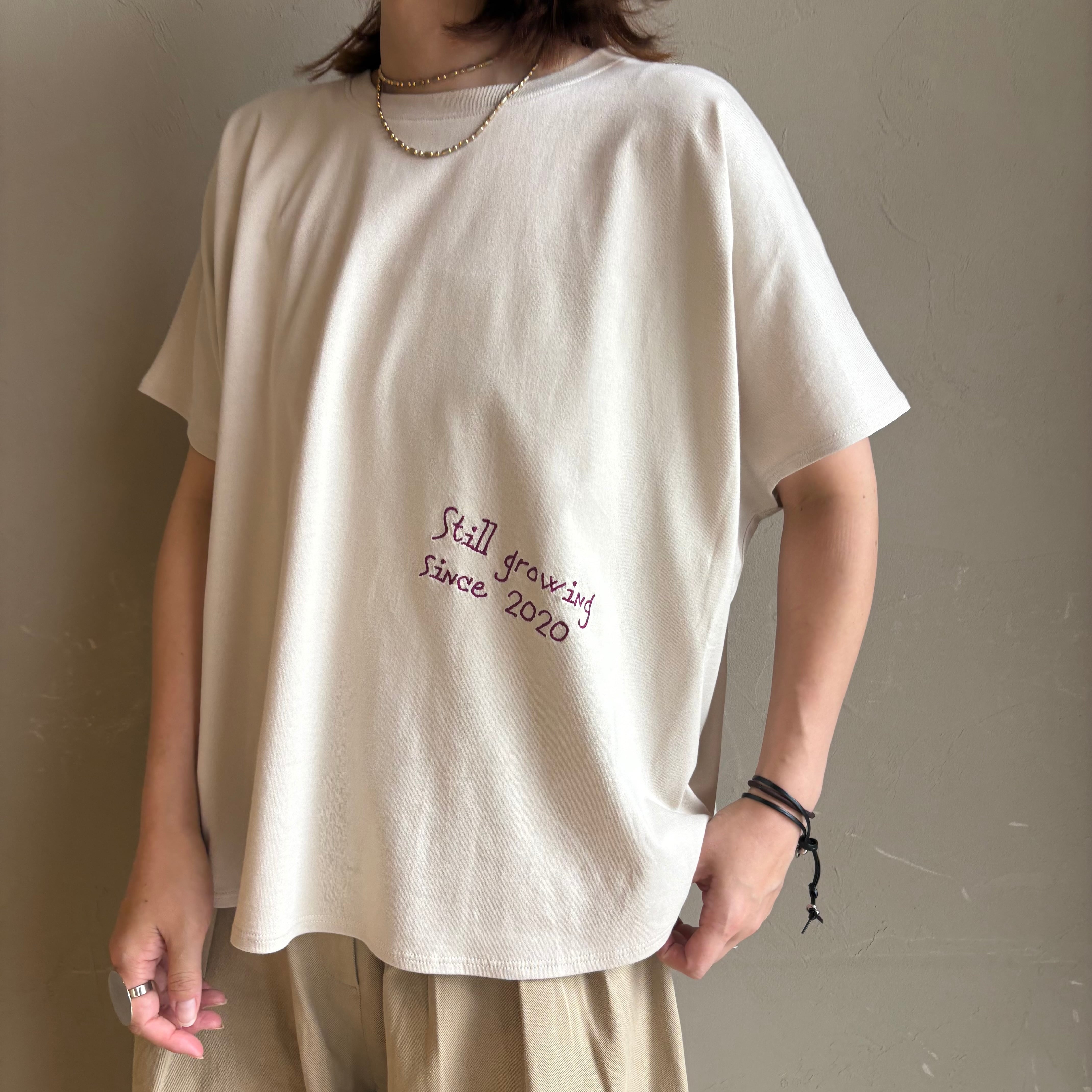 【 NUS 】サイド刺繍ロゴドルマンT