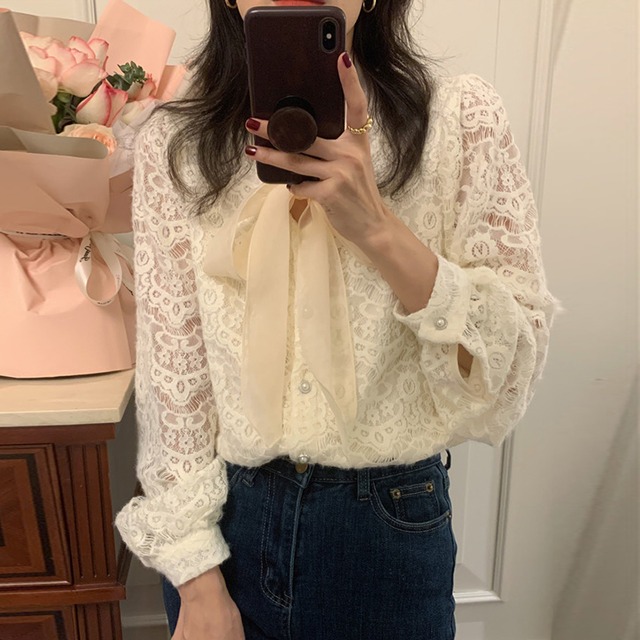 トップス レディース ブラウス 袖あり 長袖 リボンタイ ボウタイ レース 透け感 かわいい 大人可愛い きれいめ 上品 エレガント 清楚 フェミニン おしゃれ おとな こなれ感 ラブリー キュート ガーリー レトロ オフィス OL 通勤 学生 通学 デート お出かけ 女子会 休日 旅行 美術館巡り アート鑑賞 カフェ巡り 街歩き フリーサイズ 春 秋 冬 誕生日 記念日 食事会 演奏会 10代 20代 30代 40代 ママ 女性用 韓国 着回し 普段使い 体型カバー コーデ プチプラ モテ 送料無料