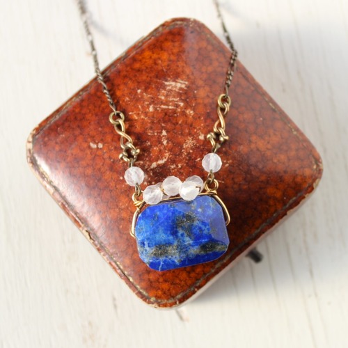 ポルトモネ・フランスのがま口みたいに愛らしい　ラピスラズリと水晶　ペンダント・ネックレス　金古美