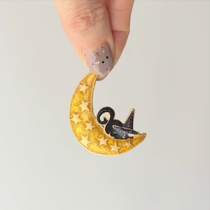 月に乗った黒ネコのブローチ