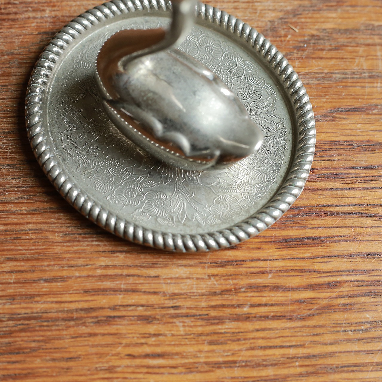 空を見上げる、白鳥のシルバートレイ