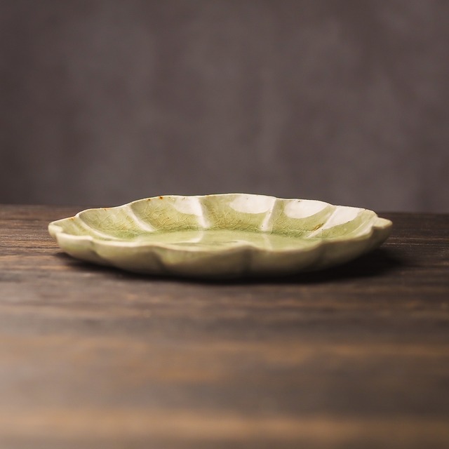 灰釉 輪花皿  中（銘々皿・小皿・醤油皿）／阿部 恵里