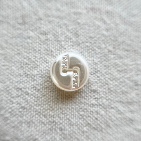 ドイツ パールホワイト 2穴 13㎜