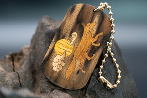 【魅惑の黒い紋様】 黒柿 孔雀杢 ドッグタグ 象嵌 十五夜きつね