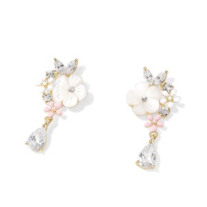 おしゃれ 桜花 フラワー 雫型 ゴールド ピアス