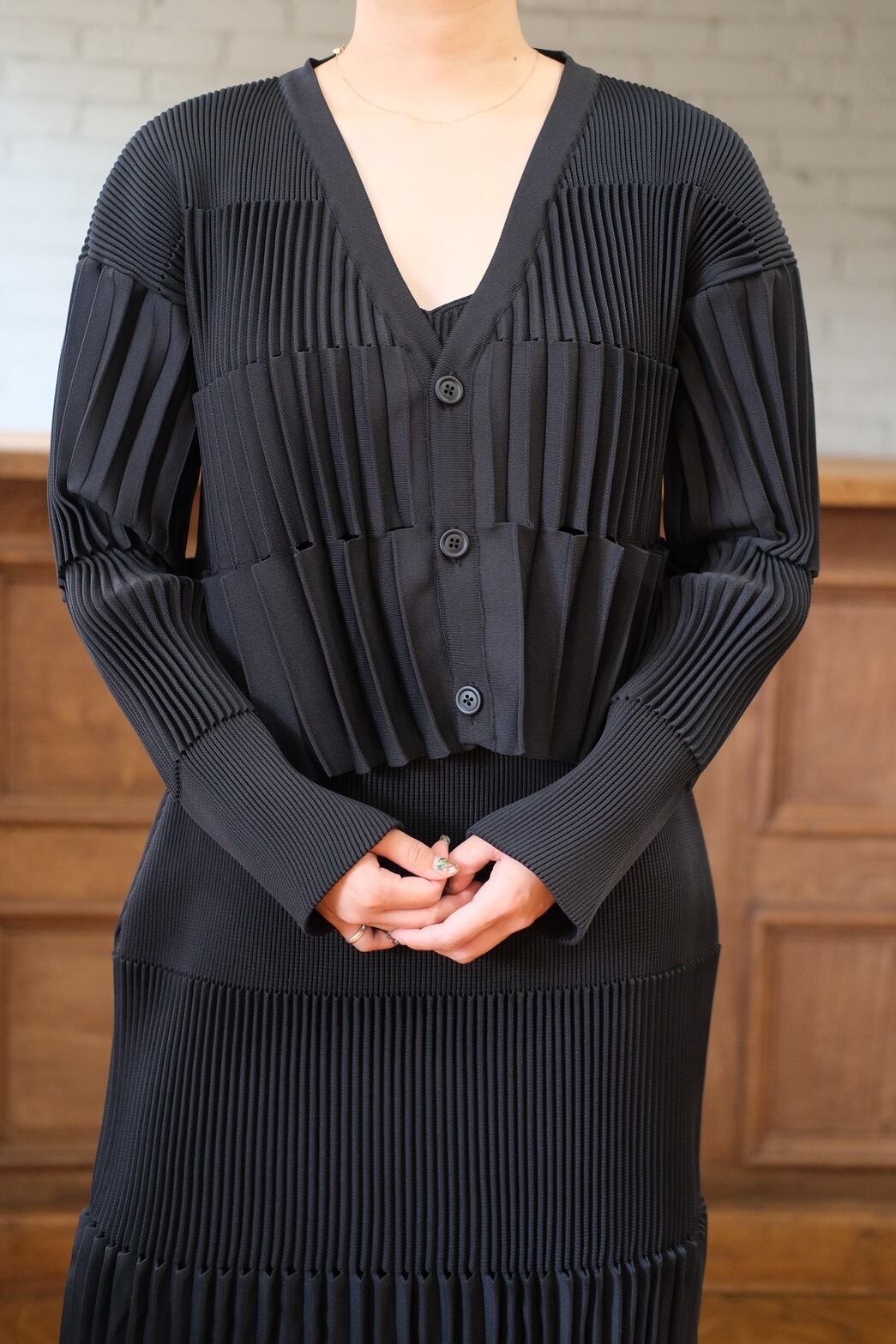 トップス CFCL ACCORDION CROPPED CARDIGAN CFCL】 ACCORDION CROPPED CARDIGAN -black- | loop