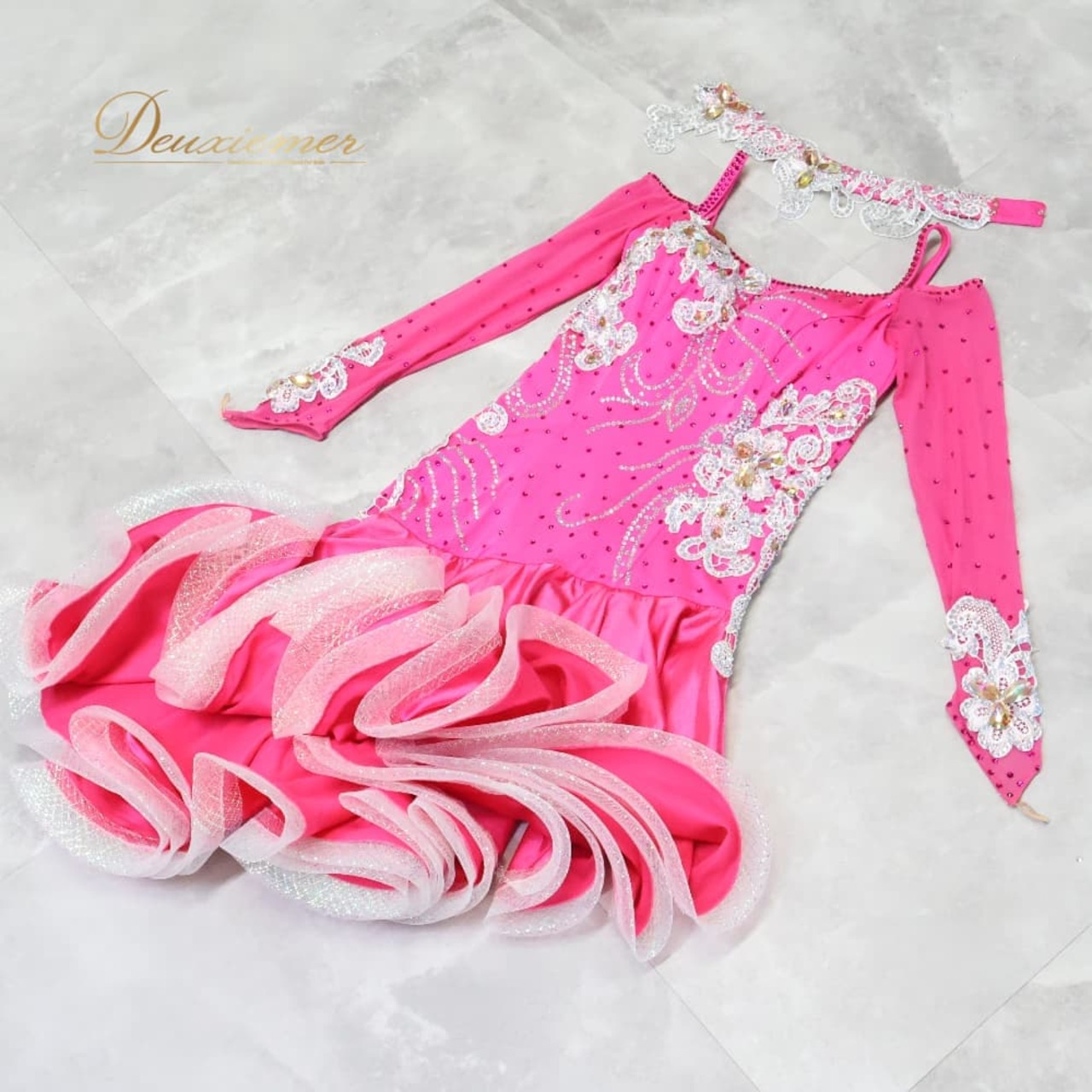 社交ダンス 衣装 forever フォーエバー ドレス ワンピース ラテン ピンク系 ホワイト系 フリル レース デモ 競技 ダンス パーティ 発表会 鮮やか かわいい 可愛い 上品 フェミニン 華やか