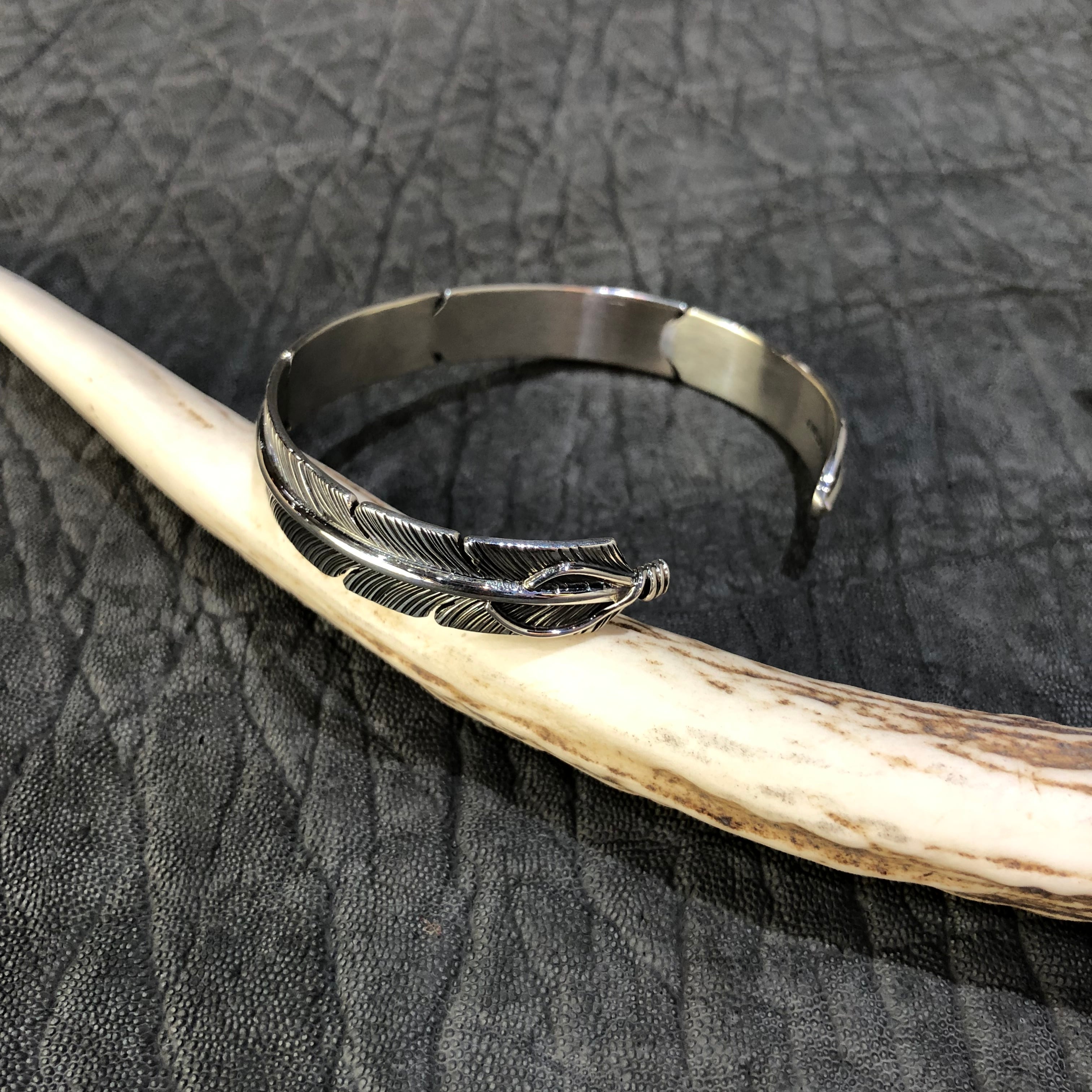 NAVAJO(ナバホ)族 John Nelson作 フェザーバングル シルバー NAVAJO(ナバホ)族 John Nelson作 フェザーバングル シルバー