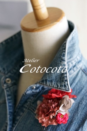 赤のコサージュ