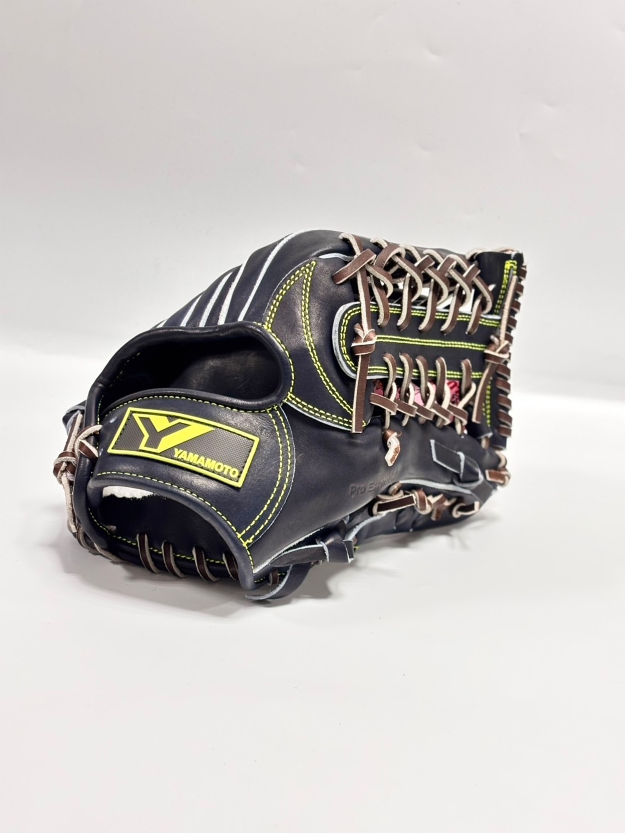 YGSｰ山本グラブスタジオ　硬式外野手　CG98型　右投げ用　Yブラック×ブラウン　ネオンイエローステッチ・画像2