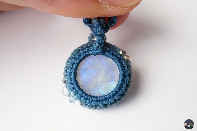 レインボームーンストーン（ホワイトラブラドライト）のマクラメネックレス ～ Blue hole ～