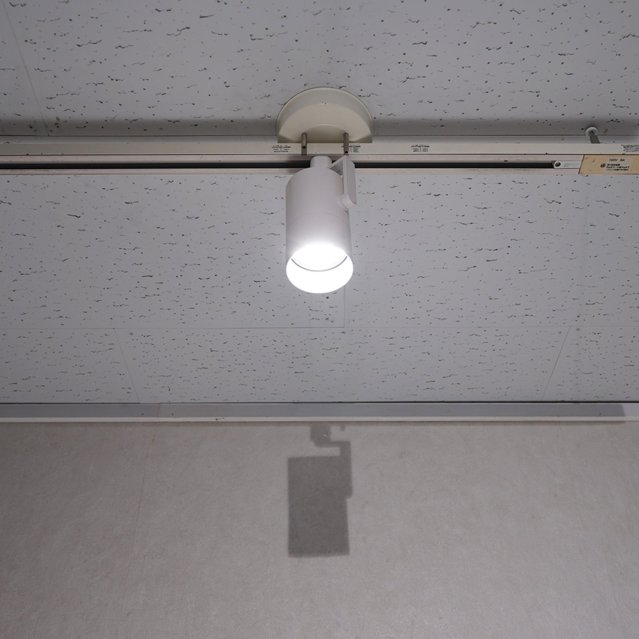 遠藤照明 LEDスポットライト ERS5890WA ダクトレール用 温白色 3500K ホワイト 天井照明 店舗照明 / 関連:オーデリック コイズミ DAIKO