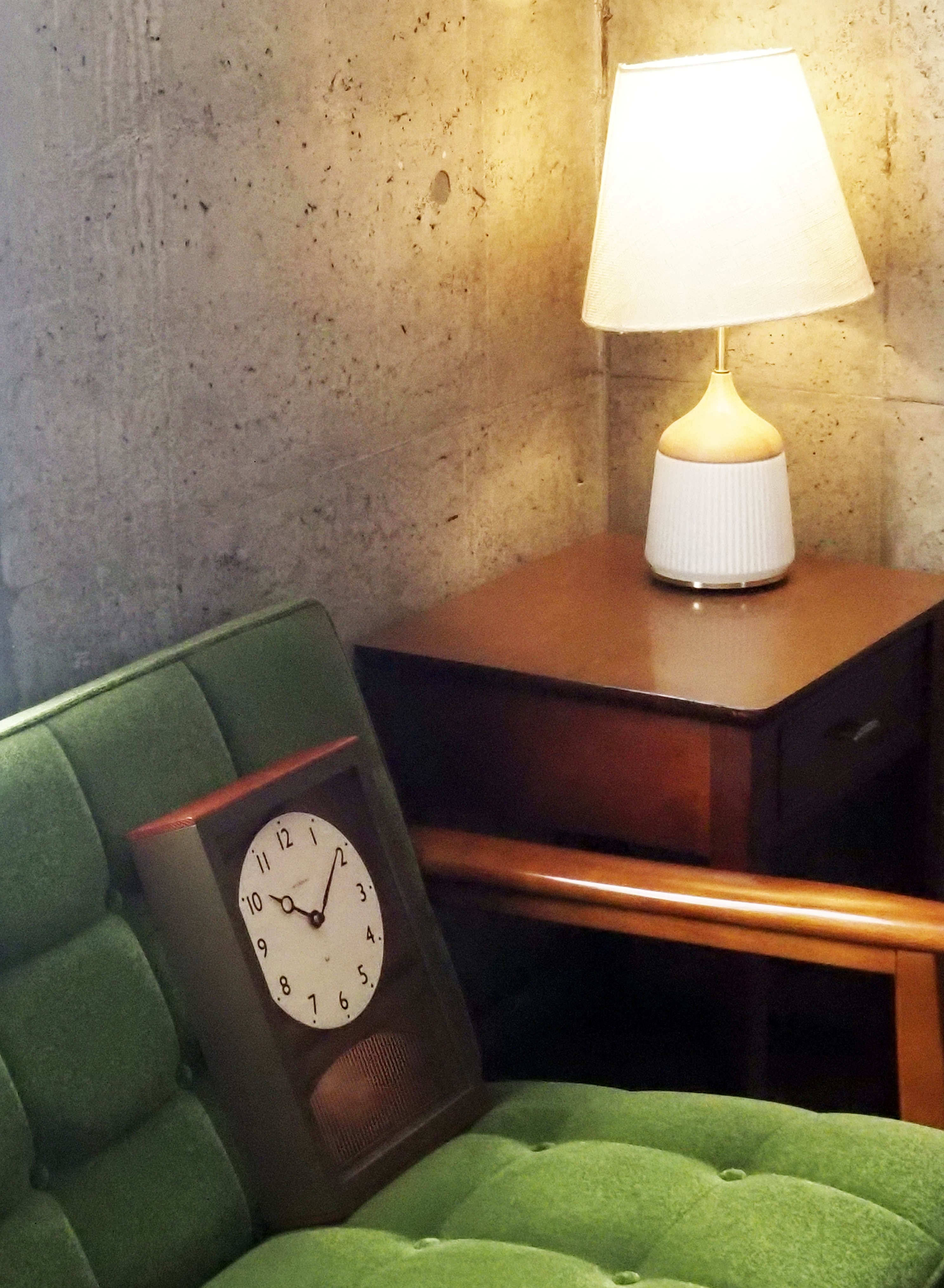 シタール 123cm 装飾的デザイン インテリアに XANDER DESIGNS 「JULIE SIDE BOARD」を舞台に「飾る」を楽しむ