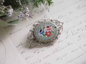 セージグリーンのマイクロモザイクブローチ