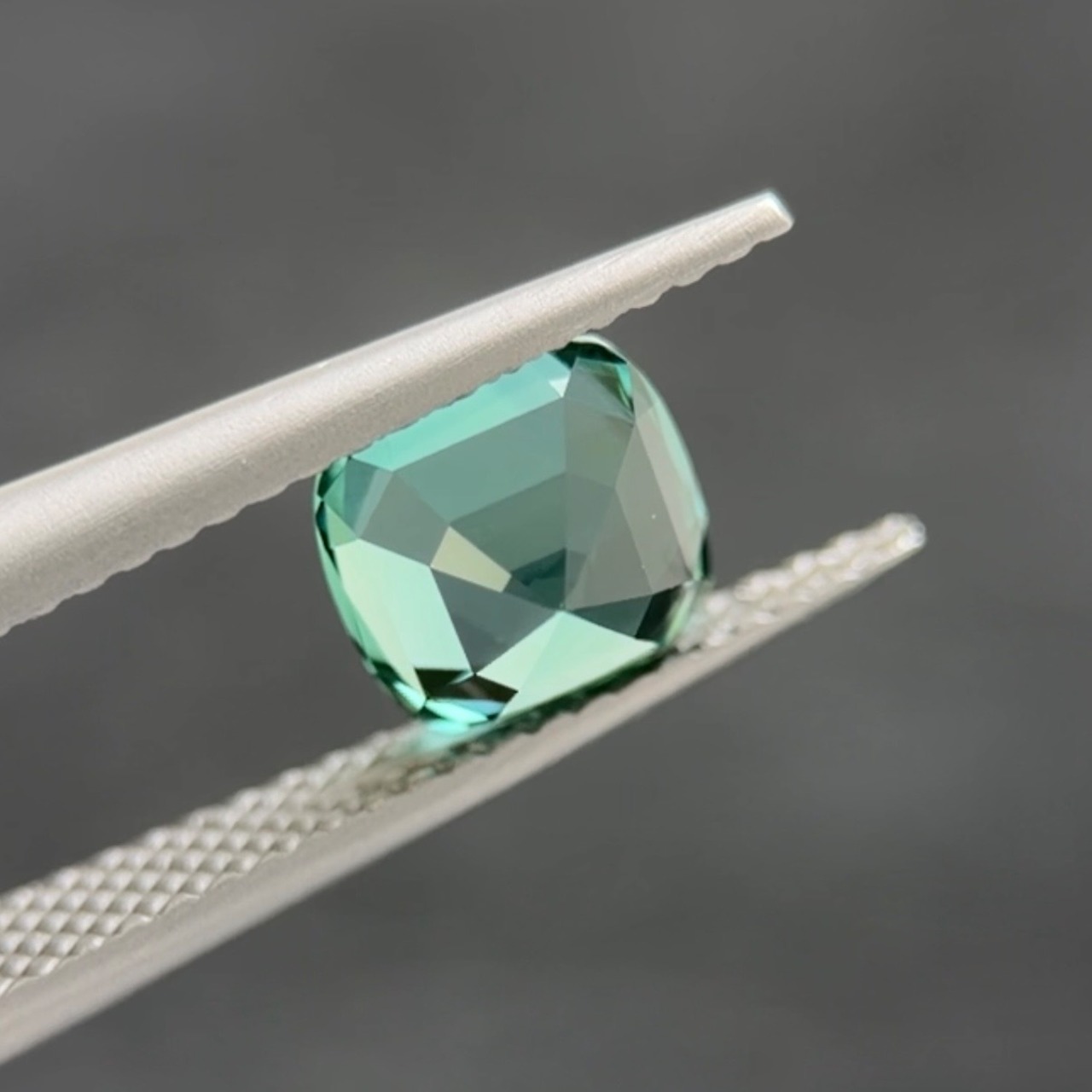 シーフォームトルマリン 6.6×6.6mm, 1.51ct, ナミビア産